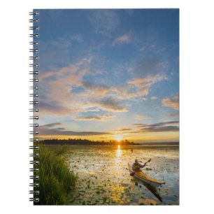 Caderno Espiral Remador masculino remando caiaque marinho em águas