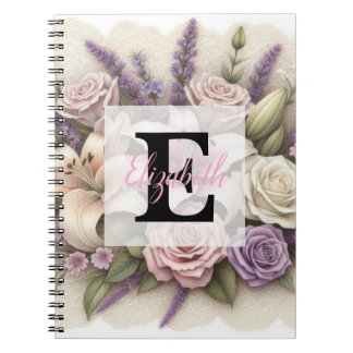 Caderno Espiral Renda monograma floral rosas roxas lírios lavanda 
