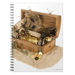 Caderno Espiral Réplica aberta do peito do tesouro na areia