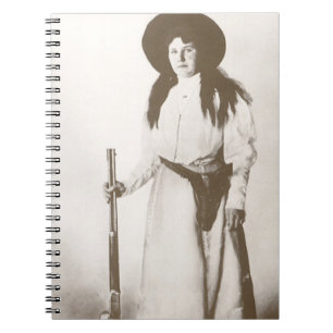 Caderno Espiral Retrato fotográfico de uma vaqueira segurando um r