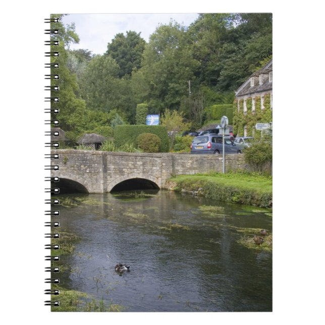 Caderno Espiral Ria de trutas na vila de Bibury, (Frente)