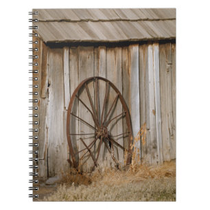 Caderno Espiral Roda do Vagão de Americana Rústica na Velha Cama