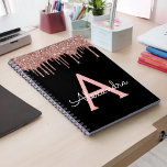 Caderno Espiral Rosa Dourado - Nome do Monograma preto brilhante<br><div class="desc">Rosa Dourado - Nome do Monograma da Brilhante Cor-de-Rosa e Espelho Preto e do Notebook Espiral Inicial. Isto faz o doce e perfeito aniversário de 16 anos,  casamento,  chá de panela,  aniversário,  chá de fraldas ou festa de solteira presente para alguém que ama luxo de luxo e estilos quíticos.</div>