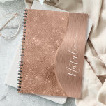 Caderno Espiral Rosa Metálico - Largura Dourada Personalizada<br><div class="desc">Personalize facilmente este rosa dourado com metal escovado e um notebook glamouroso com padrão de brilho com seu próprio nome personalizado.</div>