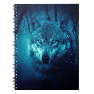 Caderno Espiral Rosto de lobo na floresta de fantasia escura