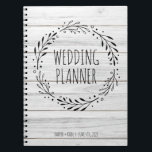 Caderno Espiral Rústico Casamento Planner Madeira e Wreath<br><div class="desc">Este caderno é perfeito para a futura noiva acompanhar os detalhes do planejamento do casamento. Perfeito como presente ou como compra prática!</div>