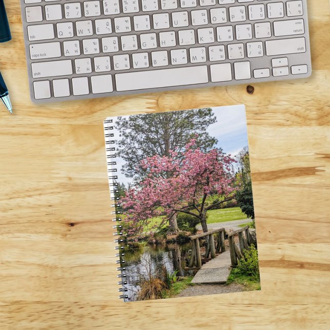 Caderno Espiral Sakura Rosa e Passarela de Madeira (In Situ)