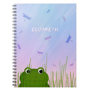 Caderno Espiral sapo de desenho animado jogando relva libélulas mo
