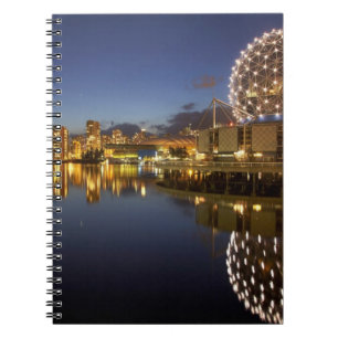 Caderno Espiral Science World e CBD refletidos em False Creek,
