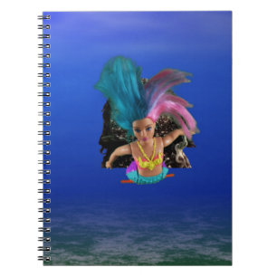 Caderno Espiral Sereias salvando as lagostas.