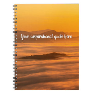 Caderno Espiral Seu texto personalizado sobe acima da paisagem neb