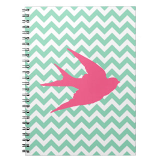 Caderno Espiral Silhueta cor-de-rosa do pássaro em listras de