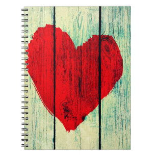 Caderno Espiral Símbolo de amor na velha parede de madeira