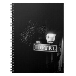 Caderno Espiral Sinal de hotel Vintage, luz de rua e muitas luzes