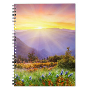 Caderno Espiral Sol majestoso na paisagem montanhosa