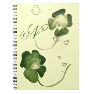 CADERNO ESPIRAL SORTE GREEN SHAMROCK LADIDIS COM MONOGRAMA DE CORA