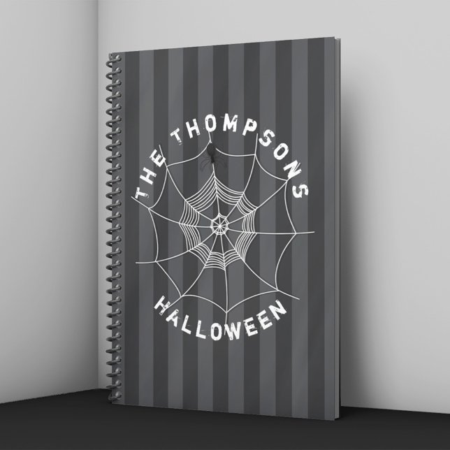 Caderno Espiral Spider Spooky na aranha (Personalized Halloween notebook with spider web and spider on dark striped background.)