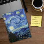 Caderno Espiral Starry Night por Vincent van Gogh<br><div class="desc">Um caderno espiral com Starry Night (1889),  uma pintura de óleo de arte poste-impressionista de Vincent Van Gogh (1853-1890). Representando um belo céu noturno com estrelas brilhantes e uma igreja na vila.</div>