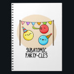 Caderno Espiral Subatômicos - Funny Science Pun<br><div class="desc">Sub Atomic Party-cles Funny Science Pun apresenta um belo punhado de partículas subatômicas em festas com seus coloridos chapéus de festa e fabricantes de ruídos. Um presente engraçado para a família e amigos que adoram trocadilhos bonitos de ciência.</div>