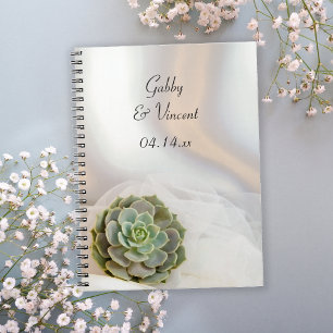 Caderno Espiral Succulent verde no livro de hóspedes branco do