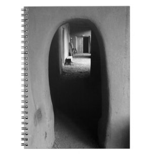 Caderno Espiral Sudoeste do Adobe Passageway: Foto Preta e Branca