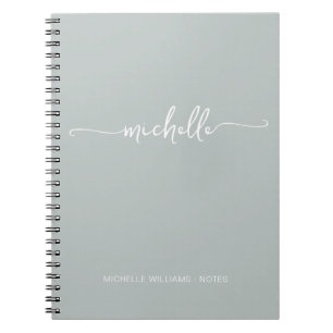Caderno Espiral Sutil Verde Sálvia Feminino Rótulo Monograma