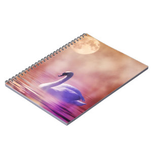 Caderno Espiral Swan Branco flutuando num lago névoo