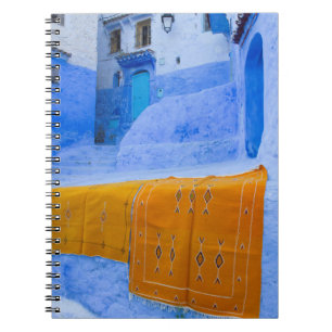 Caderno Espiral Tapetes Pendurados Numa Parede Azul