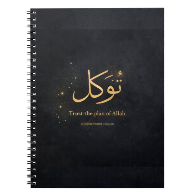 Caderno Espiral Tawakkul Gold Arabic Calligraphy – Trust the Plan  (Frente)