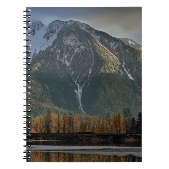 Caderno Espiral Tempestade que sobrevoa montanhas no pôr do sol 2 (Frente)