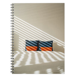 Caderno Espiral Têxteis de xadrez preto vermelho e branco em cama