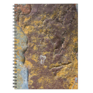 Caderno Espiral Textura Rústica com Tinta Falsa numa Parede Rusty