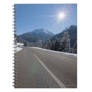 Caderno Espiral Thrugh vazio idílico da estrada uma paisagem do