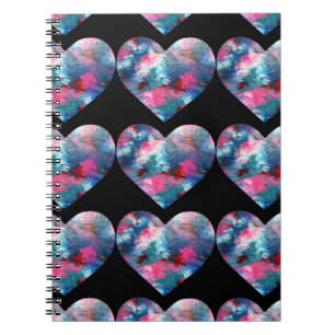 Caderno Espiral Tinta Cardíaca Múltipla Colorida na Madeira