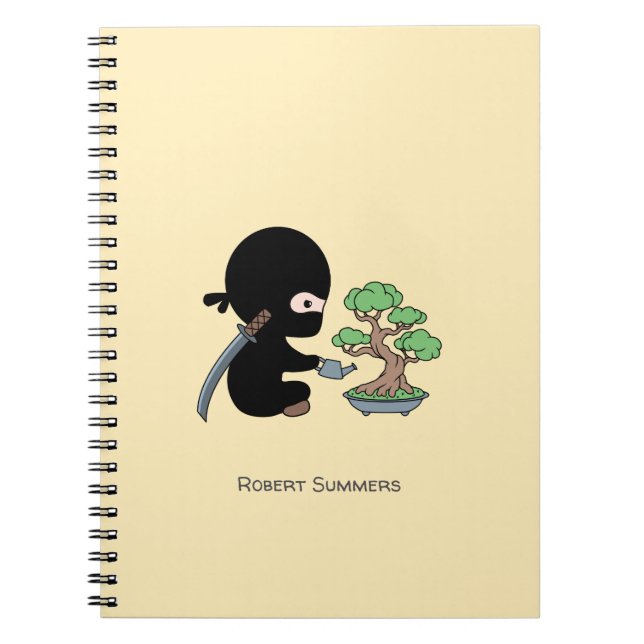 Caderno Espiral Tiny Ninja Watering Bonsai Tree Nome Personalizado (Frente)