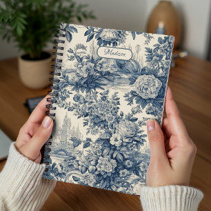 Caderno Espiral Toile de Jouy Azul Chic Vintage Monograma