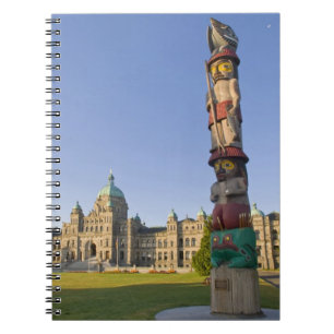 Caderno Espiral Tótem na frente do edifício do Parlamento em