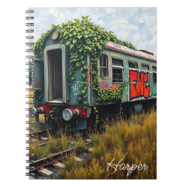 Caderno Espiral Trem Abandonado Coberto de Hera e Grafite