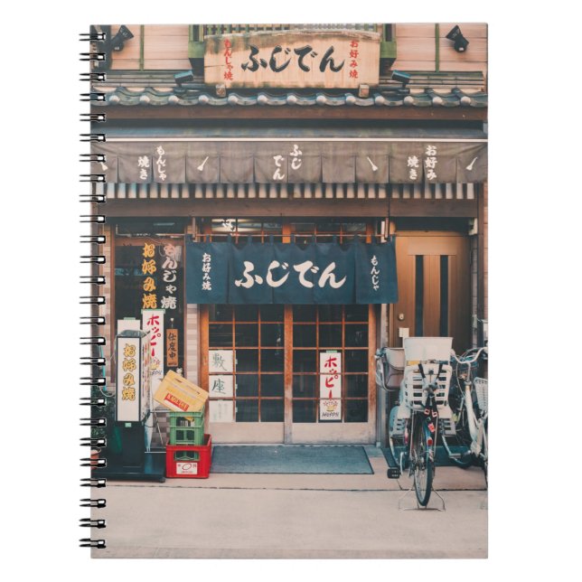 CADERNO ESPIRAL TRÊS BICICLETAS ESTACIONADAS NA FRENTE DA CONSTRUÇ (Frente)