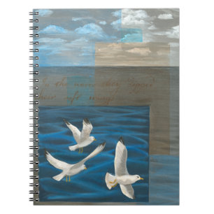 Caderno Espiral Três gaivotas brancas voando sobre a água