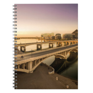 CADERNO ESPIRAL TRÊS HOMENS EM MOTOCICLOS ATRAVÉS DA PONTE