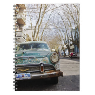 Caderno Espiral Um carro antigo enferrujado e de cor escamosa esta