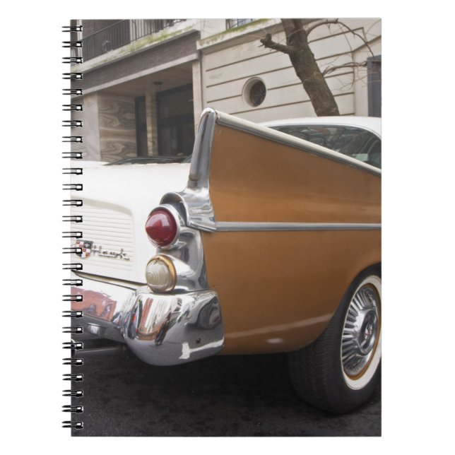 Caderno Espiral Um carro clássico do Studebaker Silver Hawk estaci (Frente)