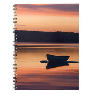 Caderno Espiral Um escaler ao nascer do sol em Eggemoggin Reach em