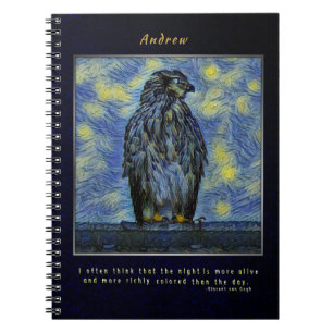 Caderno Espiral Um pássaro do falcão em um telhado em uma noite