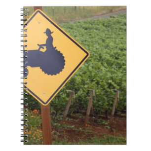 Caderno Espiral Um sinal de cruzamento de trator amarelo na vinha