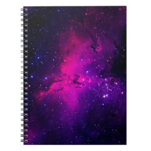 Caderno Espiral Uma bela e brilhante nebulosa espacial. plano de f