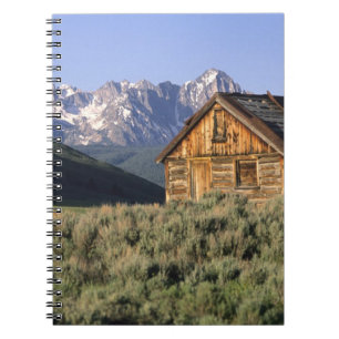 Caderno Espiral Uma cabana de madeira e as montanhas Sawtooth em