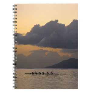 Caderno Espiral Uma equipe de canoa outrigger pratica na costa