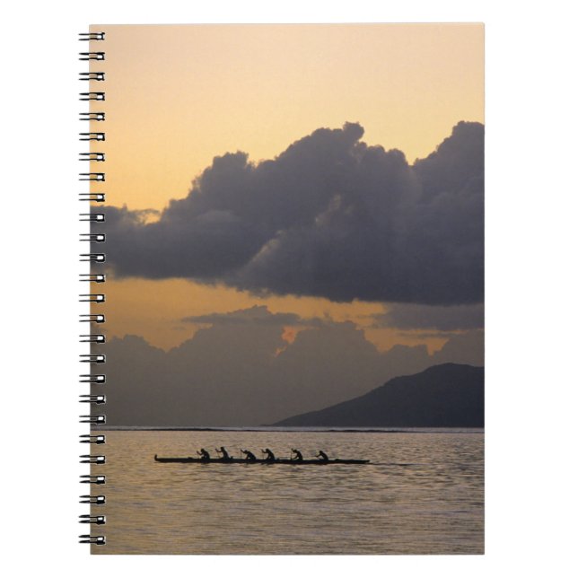 Caderno Espiral Uma equipe de canoa outrigger pratica na costa (Frente)